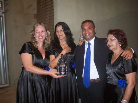 A coordenadora do Coral Universitário com os coristas após a apresentação